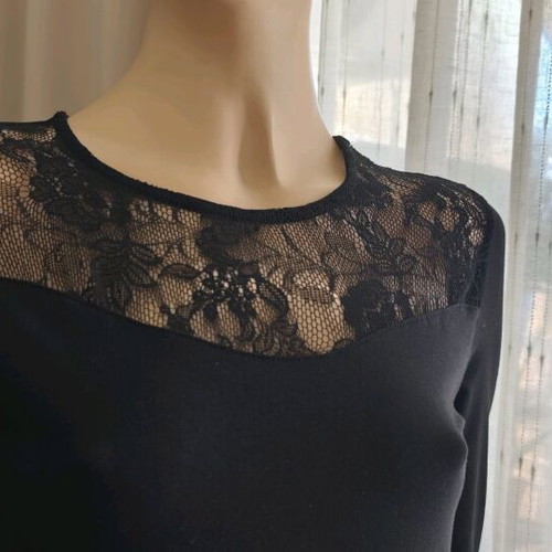 Only black dress with lace shoulders like new, size M