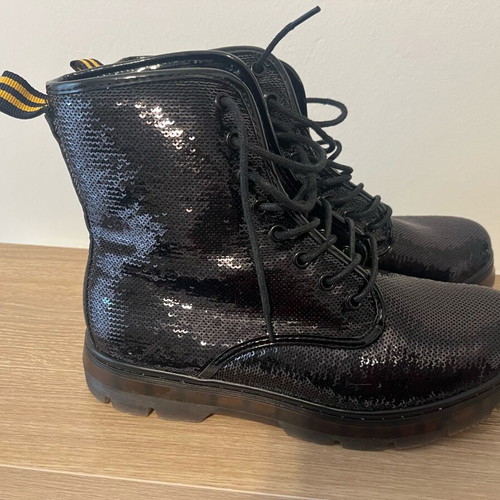 Boots with sequins like new, size 40, black