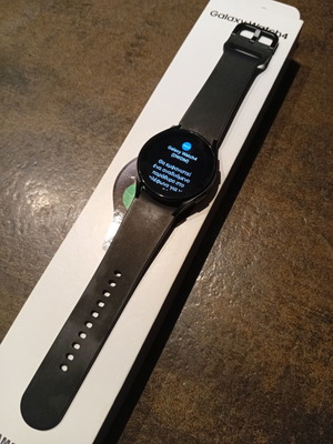 Samsung Galaxy Watch4 40mm black aluminium smartwatch like new