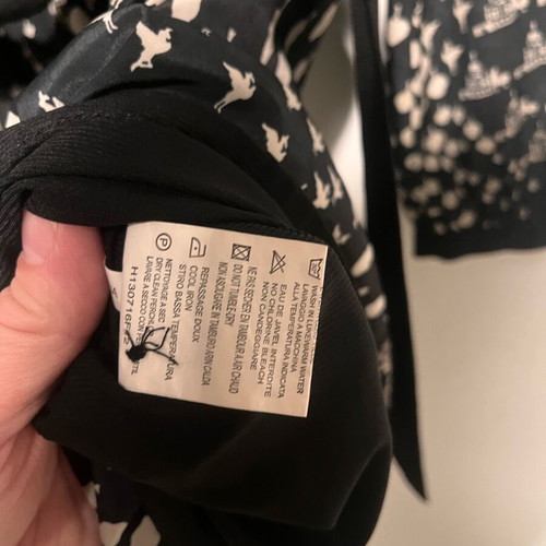 Karla black dress with belt and unique print like new, size L