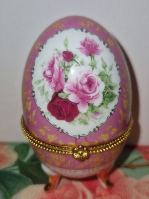 Limoge porcelain decorative egg like new