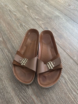 Tommy Hilfiger παντόφλες νούμερο 40 σε πολύ καλή κατάσταση, καφέ