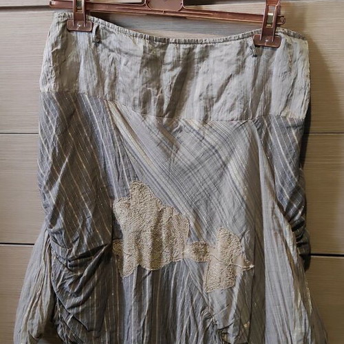 Balloon skirt like new, Italian beige with lurex and appliqué flower