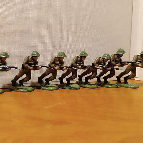 Britains Military Figures Set of 23 Like New