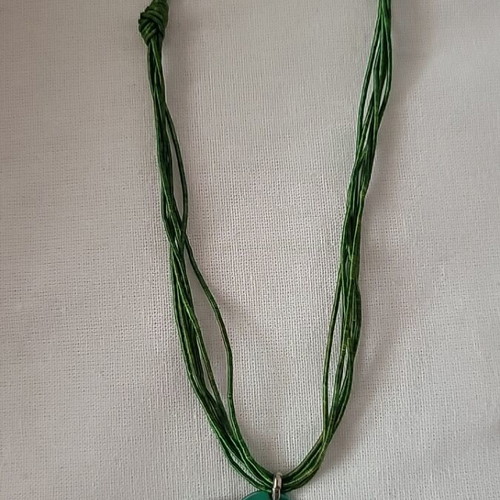 Metal necklace like new, flower shape, green cord, Amor love