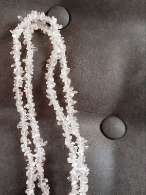 Long necklace new with chip beads made of rose quartz
