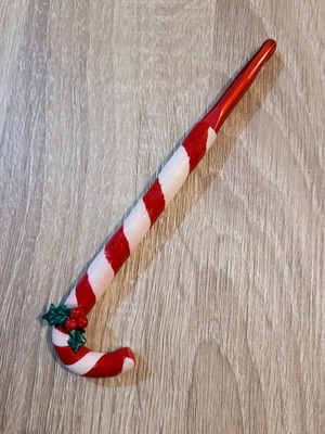 Crochet hook 8mm with Christmas candy cane polymer clay handle like new