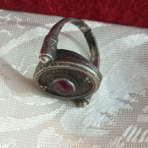 Silver 925 ring with garnet used, size 53