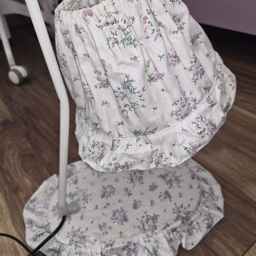 Vintage table lamp with floral ruffles