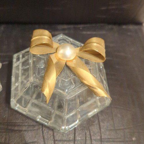 Decorative vases like new with gold bow and pearl