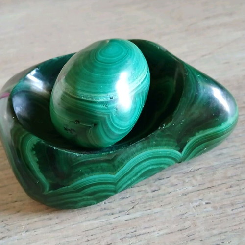 Malachite egg on base new 408 g