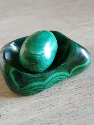 Malachite egg on base new 408 g