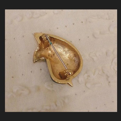 Vintage enamel bird brooch like new, multicolor gold finish