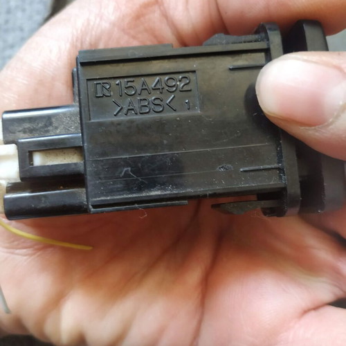 Fuel Tank Button 15A492 used, Lexus RX II XU30