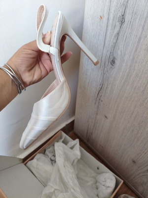 White pumps size 39