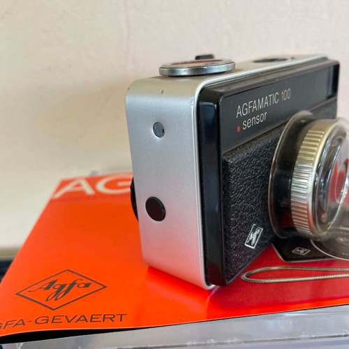 Agfamatic 100 Sensor camera like new with 6 new Osram Magicubes flashes