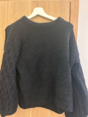 Milkwhite black warm pullover size medium like new