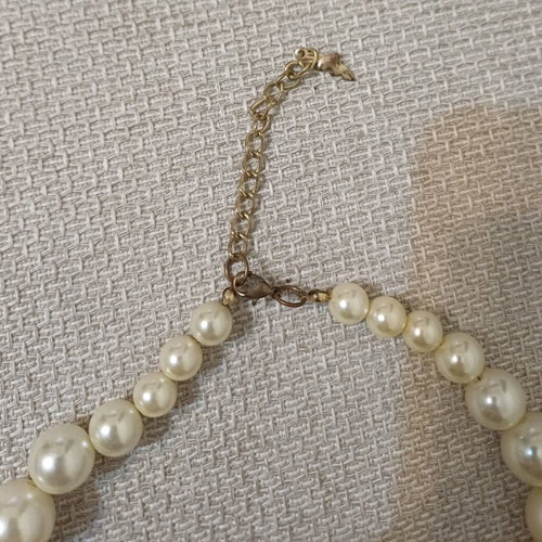 Pearl necklace like new with beads and gold adjustable chain