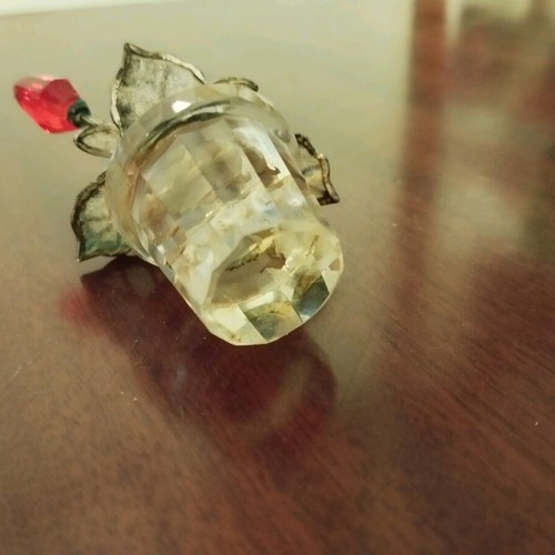 Glass bottle stopper used with decorative flowers and metal leaves