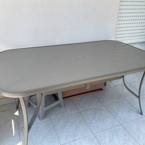 Garden umbrella and table like new, table 90x150 cm, umbrella 225 cm height