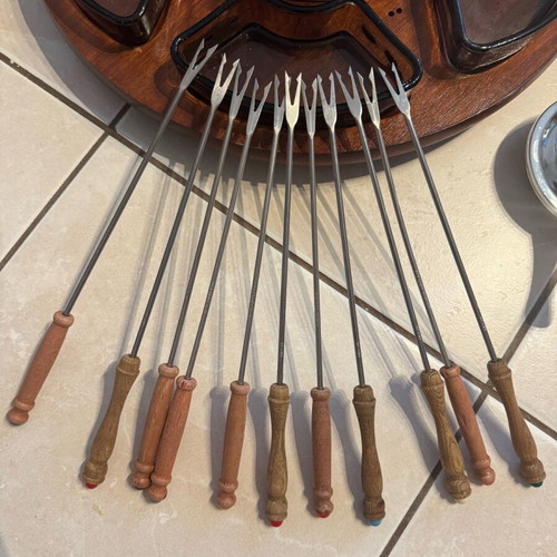 Fondue set like new with wooden base and 11 forks