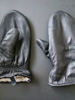 Leather gloves used with lining size small/medium