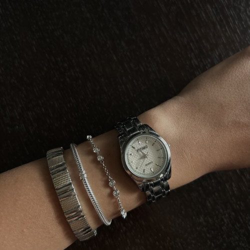 Silver wristwatch women's like new, no battery included