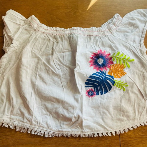 Benetton girls' t-shirt like new, white with colorful embroidery