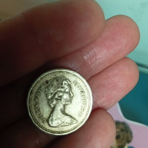 Collectible British Pound Coin 1983 with Queen Elizabeth, like new