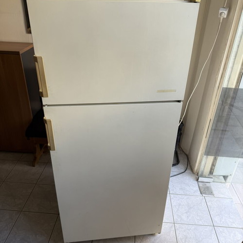 Pitsos refrigerator with freezer, white, spacious