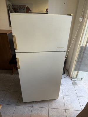 Pitsos refrigerator with freezer, white, spacious