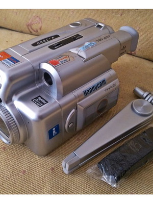 Κασετόφωνο σε Σχέδιο Βιντεοκάμερας αμεταχείριστο με τρίποδο και ιμάντα