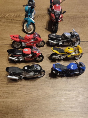 Miniature motorcycles like new, collection of 8 pieces 1:18 and 1:12