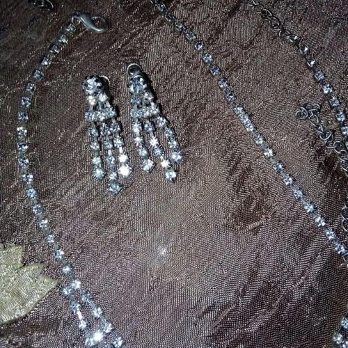 Fashion jewelry set with adjustable clip earrings like new, white and silver