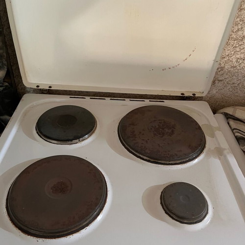 Davoline kitchen used, functional with oven and burners