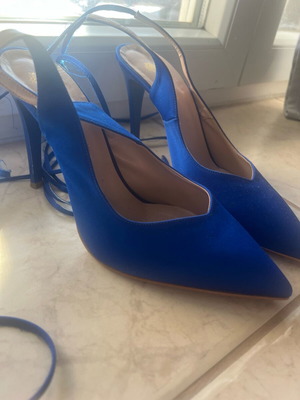 Blue heels with lace-up used like new, size 39