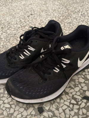 Nike Zoom Winflo 4 γυναικεία παπούτσια για τρέξιμο σε μαύρο και λευκό, μέγεθος 37.5
