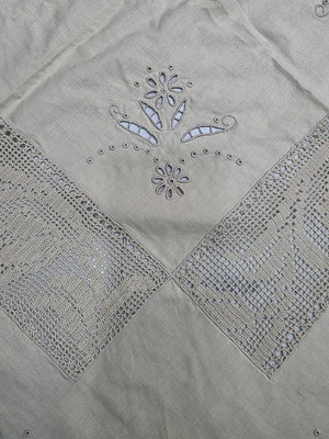 Square tablecloth 80×80 with lace, used, beige shade