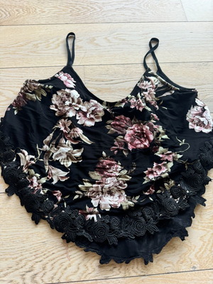 Zara top like new with lace trim, size M