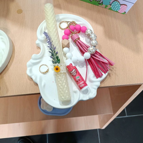 Decorative plate new with candle, keychain, lip balm and rings