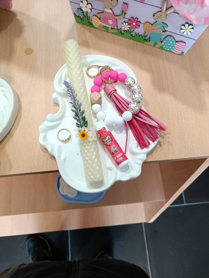 Decorative plate new with candle, keychain, lip balm and rings