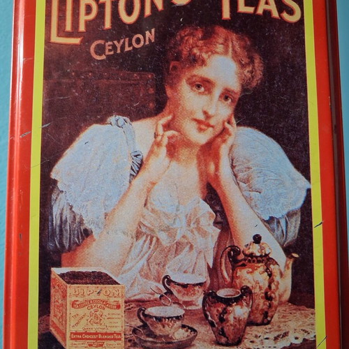 Lipton tea used, two mugs and collectible metal tin