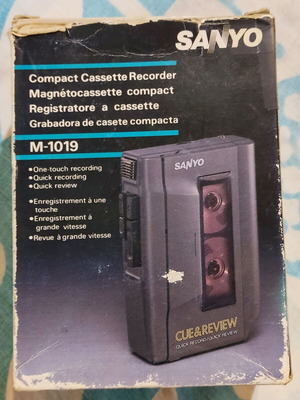 Sanyo M1019 Handheld Cassette Player like new