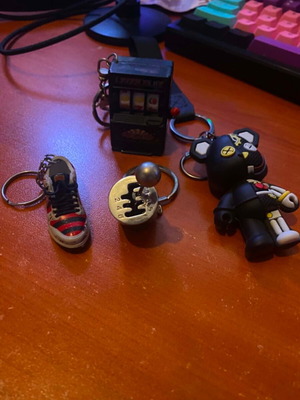Various keychains new, pack