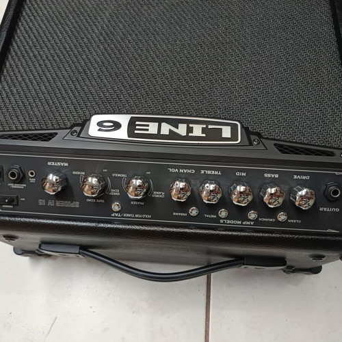 Line 6 Spider IV 15W guitar amplifier like new with effects