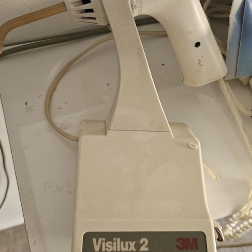 3M Visilux 2 Visible Light Curing Unit 5520 AA used dental light
