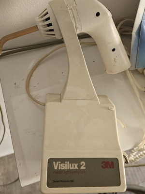 3M Visilux 2 Visible Light Curing Unit 5520 AA used dental light