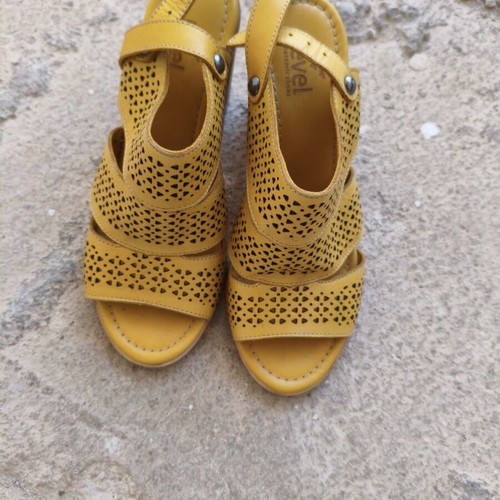 Level Anatomic women's anatomical yellow leather sandals size 37 like new