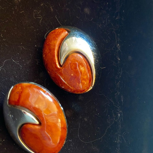 Oval clip earrings like new