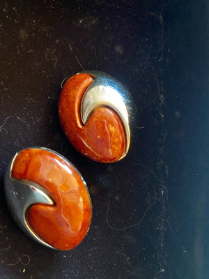 Oval clip earrings like new
